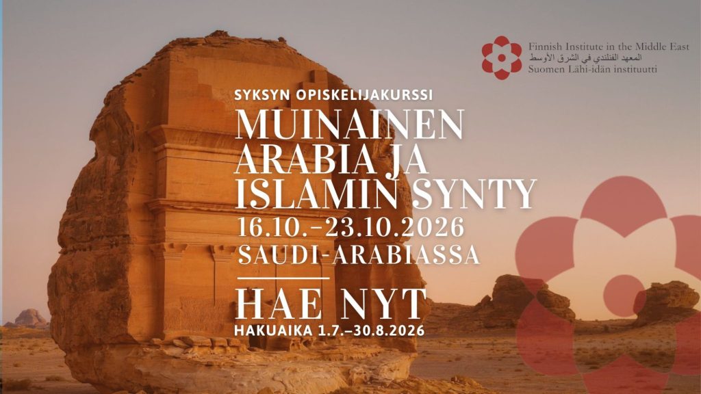 Auringonlaskun valossa kuvattu nabatealainen kalliohautamonumentti Hegran arkeologisella alueella Saudi-Arabiassa. Koristeellinen hautajulkisivu on hakattu yksittäiseen hiekkakivilohkareeseen, ja sitä ympäröi autiomaamaisema.